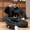 2026 Novo Estilo Conjunto de Pijama Masculino de Pelúcia Bordado de Gato Fofo Conjunto de Gola Redonda Espessado Solto