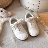Zapatillas casuales para niñas 2026 nuevo modelo de otoño, suela suave, antideslizantes, flores bordadas rosas, zapatos blancos versátiles y cómodos