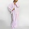 Nuevo conjunto de loungewear a rayas para mujer de otoño e invierno, con un cárdigan de bloques de color, abertura frontal, mangas largas, pantalones largos y un diseño holgado, en estilo europeo y americano