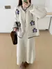 Conjunto de Dos Piezas de Punto con Flores Tridimensionales Dulces y Exquisitas para Otoño/Invierno 2026, Suéter de Estilo Suave para Mujer