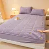 Saia de cama acolchoada de veludo cristal Classe A bordado duplo C quente de veludo curto cobertura de cama acolchoada protetor de colchão saia de cama semi-coberta de veludo de leite