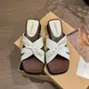 Sandalias de cuña de suela gruesa estilo francés para mujer, nuevo calzado de verano para exteriores, adecuadas para combinar con vestidos, Chanclas para vacaciones en la playa 2025