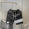 Shorts listrados finos de seda gelada de secagem rápida para o verão, estilo coreano, casuais da moda, calças de praia, shorts esportivos para jovens