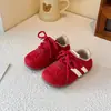 Sapatos casuais para meninos com solas macias e características antiderrapantes, novo modelo primavera e outono 2026, tênis esportivos infantis para crianças pequenas, estudantes e meninas, calçados de treino alemães