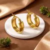 Brincos Curvos em Forma de C de Aço Titânio para Mulheres, Argolas Lisas Banhadas a Ouro, Joias Simples e Luxuosas de Aço Inoxidável que Não Desbotam Atacado
