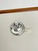Broche de metal oco geométrico de alta qualidade para terno feminino outono e inverno novo design de nicho de alta qualidade pino para suéter e casaco