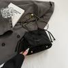 Bolsas Populares deste Ano para Mulheres Verão 2025 Nova Bolsa Transversal para Mulheres Ins de Aparência Sofisticada e Elegante Bolsa de Ombro com Corrente para Mulheres