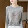 Nueva colección de principios de otoño de 2026: Camiseta de punto de cuello redondo y manga larga, corte holgado, efecto adelgazante, elegante, versátil, ligera, cómoda y presenta un diseño estampado