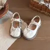 Zapatos de piel estilo princesa para niña, nueva colección 2026, con lazo y adornos de perlas, zapatos de rendimiento de suela blanda, elegantes zapatos de perlas para niñas pequeñas