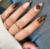 Venta caliente transfronteriza arte de uñas simple de alta gama chicas calientes europeas y americanas flor de leopardo marrón almendra usando armadura al por mayor
