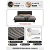 Cama estilo italiano em couro preto com estofamento segmentado em listras verticais, apresentando acabamento em couro Nappa, bordas niveladas e uma estrutura de piso, adequada para o quarto principal ou secundário