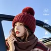 Gorro de punto rojo para mujer 2026 nuevo estilo viaje Sichuan-Tíbet protección cálida para los oídos gorro de punto circunferencia de cabeza grande punto trenzado pompón gorro para el frío