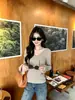 Pusumee interpreta la elegancia con su suéter básico de punto con cuello en V para mujer, una prenda base de manga larga ajustada.