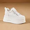 Tênis branco feminino com aumento interno de altura 2026 novo estilo outono plataforma estilo coreano sapatos casuais para mulheres baixas sapatos femininos de sola grossa 10cm