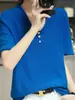Moderna camiseta de punto de manga corta para mujer, color liso, cuello en V rizado, tres botones, elegante, de manga corta, adelgazante para el trabajo, algodón nuevo