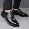 Sapatos masculinos de couro Woodpecker, sapatos formais de negócios em couro genuíno com sola leve, novos sapatos casuais respiráveis com sola macia estilo britânico para terno de escritório