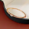 Pulseira Redonda de Aço Titânio Totalmente Cravejada em Diamante Estilo Francês, Pulseira Simples e Fashion de Luxo Leve, Senso de Design, Joia Versátil e Única para Públicos de Nicho
