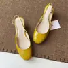 Sandalias de moda cerradas elegantes de cuero suave estilo francés retro para mujer, nuevo modelo de verano, simples y versátiles con correa trasera.
