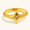 Moda Cruzada Europeia e Americana Elegante Estilosa Criativa Joia de Mão Anel de Aço Inoxidável Banhado a Ouro 18K Ponto Diamante Estrela de Quatro Pontas Feminino Nicho