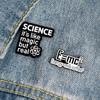 AliExpress Explosões Broche Criativo Equação de Energia Leite Café Física Energia Ciência Magia Broche