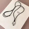 Collar colgante minimalista geométrico de metal con cordón de cera, versátil y elegante, diseño de gota de agua hueca, cadena larga tipo cordón para suéter y cadena para sudadera