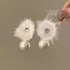 Pendientes Nuevos de Estilo Otoño e Invierno con Bola de Pelo y Diamantes Brillantes, Exquisitos, Ligeros, Lujosos, Suaves, Estilo Diario, Versátiles, Moda para Viajar al Trabajo, Pendientes de Nicho para Mujer