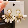 Pendientes Redondos con Forma de Abanico Incrustaciones de Diamantes Perlas de Imitación Estilo Mid-Century Plata Aguja Pendientes Retro Europeos y Americanos de Lujo Ligero Alta Gama para Mujeres
