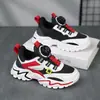 Sapatos Infantis 2026 Outono Novo Estilo para Crianças de Meia-Idade e Mais Velhas Meninos Fivela Giratória Malha Superfície de Couro Tênis de Corrida Sapatos Esportivos Infantis