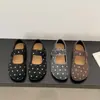 Sapatilhas estilo coreano com bico fino e forro de pelo para mulheres, coleção outono 2026, sapatos Mary Jane de sola reta com bolinhas, fofos e modernos para jovens mulheres