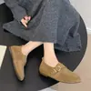 Mocasines casuales y versátiles para mujer estilo Birkenstock, nueva colección otoño 2026, con hebillas metálicas, tacón oculto y una estética retro de "viejo dinero".