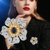 Broche pequeño de flor hueca de diamante de color exquisito de alta calidad, nuevo, retro, simple, versátil, pasador de seguridad anti-luz para camisa