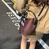 Bolso de Mano para el Trabajo 2025 Nuevo Estilo Bolso Cubo Simple y de Moda Bolso de Hombro Versátil Bolso de Atmósfera de Alta Gama para Mujer