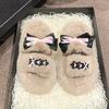 Pantuflas Mao Mao con lazo populares en Internet para mujer, pantuflas gruesas de felpa dulce para el hogar, pantuflas de algodón antideslizantes para dormitorios de estudiantes, otoño e invierno.