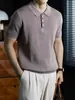 Camisa polo de tricô listrada vertical de luxo leve para homens, resistente a rugas e estilosa, de manga curta, respirável e versátil para o verão, com gola de lapela