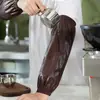 Las mangas de cuero son impermeables y resistentes al aceite, adecuadas tanto para hombres como para mujeres en la cocina.. Las mangas de PU son extendidas y engrosadas, resistentes al desgaste y están diseñadas para uso en adultos.