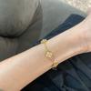 Versión Alta Pulsera de Trébol de Cuatro Hojas Explosivo Rosa con Incrustaciones de Diamantes Concha Blanca Microincrustada de Diamantes Completa Exquisita Pulsera de Lujo Ligero de Alta Gama para Mujer