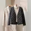 Jaqueta Curta Feminina de Penas 2026 Outono/Inverno Casaco com Forro Acolchoado de Penas de Pato Branco, Gola V, Roupa Exterior Leve Slim Fit