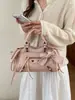 Bolsa de Motocicleta Retrô Europeia e Americana com Rebites para Mulheres 2026 Moda Nova Tendência Moda de Nicho Bolsa de Mão com Franjas Bolsa Transversal de Ombro
