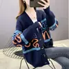 Cárdigan de Punto de Otoño Nuevo 2026 con Estampado de Letras y Bloques de Color, Estilo Europeo y Americano, Cuello en V, con Bolsillos de Parche, Cárdigan para Mujer