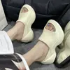 Chinelos de Solado Grosso para Mulheres, Adequados para Uso Externo, Nova Moda Tendência 2026 Chinelos de Verão com Aumento de Altura de 10 cm
