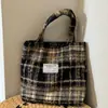 Bolso de Cuadros de Gran Capacidad para Viajes Diarios Nuevo Otoño e Invierno 2026 Bolso de Hombro de Lana a Cuadros Bolso Tote Versátil de Alta Gama