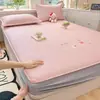 Alfombrilla Refrigerante de Polietileno Pe al 100% Juego de Tres Piezas con Patrón de Gofre Bordado de Dibujos Animados, Estilo Sábana Ajustable Engrosada, Estilo Lujo Ligero Alfombrilla Suave con Aire Acondicionado