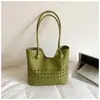 Bolsa Tote Vazada Exquisita de Shuai Mi 2026 Nova Bolsa de Palha para Férias de Verão Elegante para Ombro e Axila Tendência