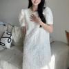 Vestido Branco Novo Estilo Verão 2026 Que Cobre a Barriga e Faz Você Parecer Mais Magra, com um Toque de Luxo e um Design de Corte Reto