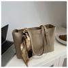Nova Bolsa de Ombro com Lenço Moda Versátil PU Feminina para Trabalho Grande Capacidade Bolsa de Mão Feminina Bolsa de Axila Atacado