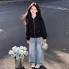 Conjunto de duas peças com jaqueta com capuz de retalhos de renda doce estilo faculdade e jeans versátil da moda para crianças mais velhas