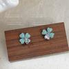 Pendientes de flores de cuatro hojas de color de la suerte para mujer, pequeños pendientes de temperamento dulce y fresco, pendientes de alta gama Joker coreanos al por mayor