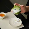 Juego de té de cerámica pintado a mano bajo vidriado con motivos de mariposas y flores, que incluye un gaiwan, tetera, taza de té, platillo, posavasos y vaso de agua