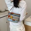 Bolsa de Palha Colorida Listrada Transfronteiriça para Mulheres 2026 Novo Estilo Bolsa Transversal Tecida para Férias na Praia Bolsa de Ombro Versátil em Formato de Balde