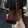 Bolso Tote Versátil Grande de Capacidad Estilo Retro Mate Europeo y Americano para Mujer, Nuevo Bolso de Hombro para Viajes con Aspecto de Alta Gama